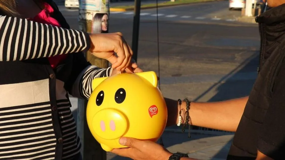 Voluntarios de Teletón boteando en la calle