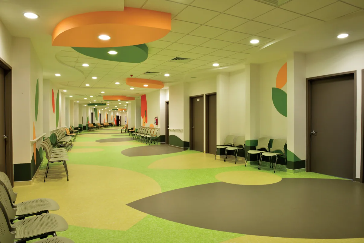 Fachada nocturna del Hospital Infantil Teletón de Oncología