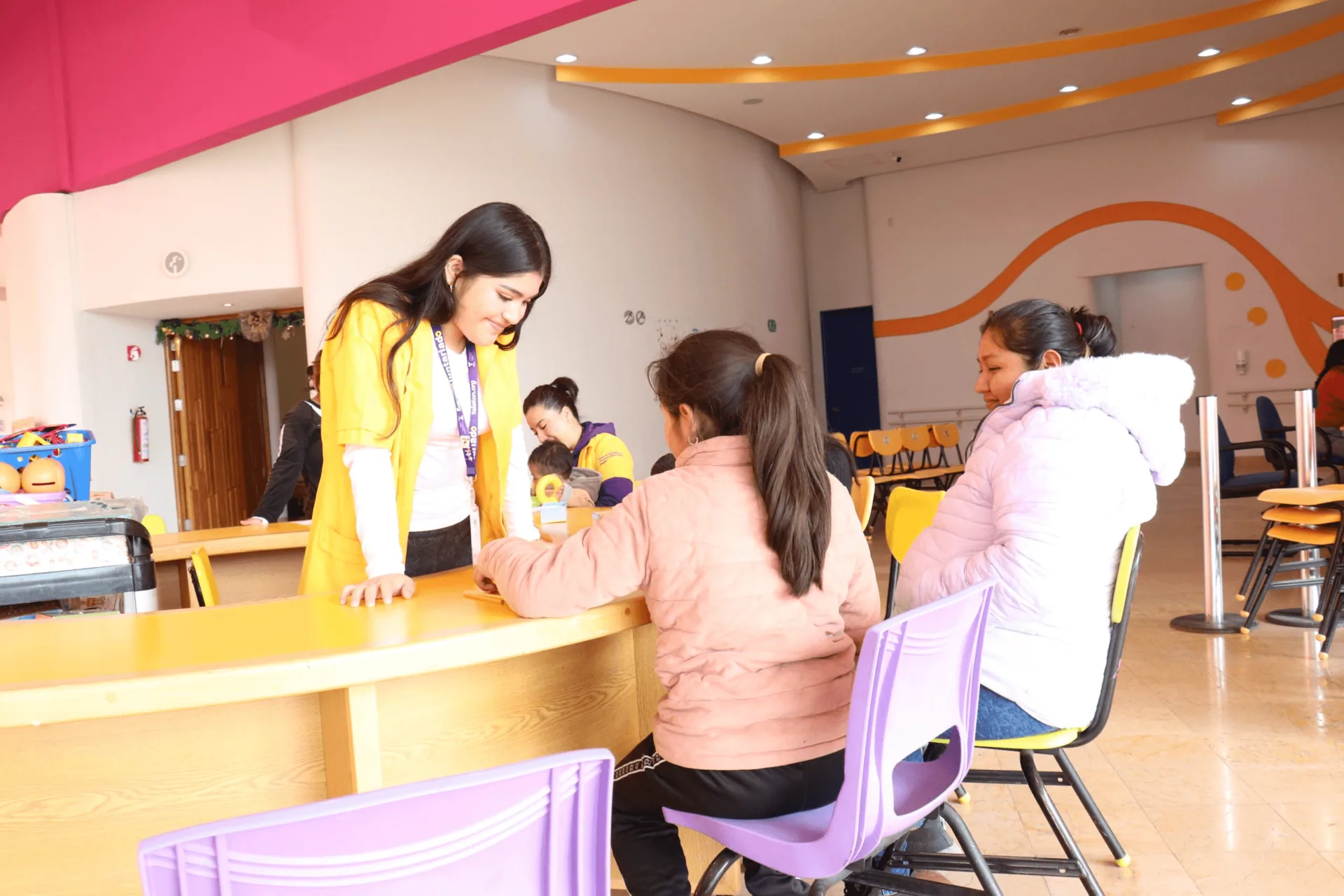 Voluntaria atendiendo a niñas en el CRIT