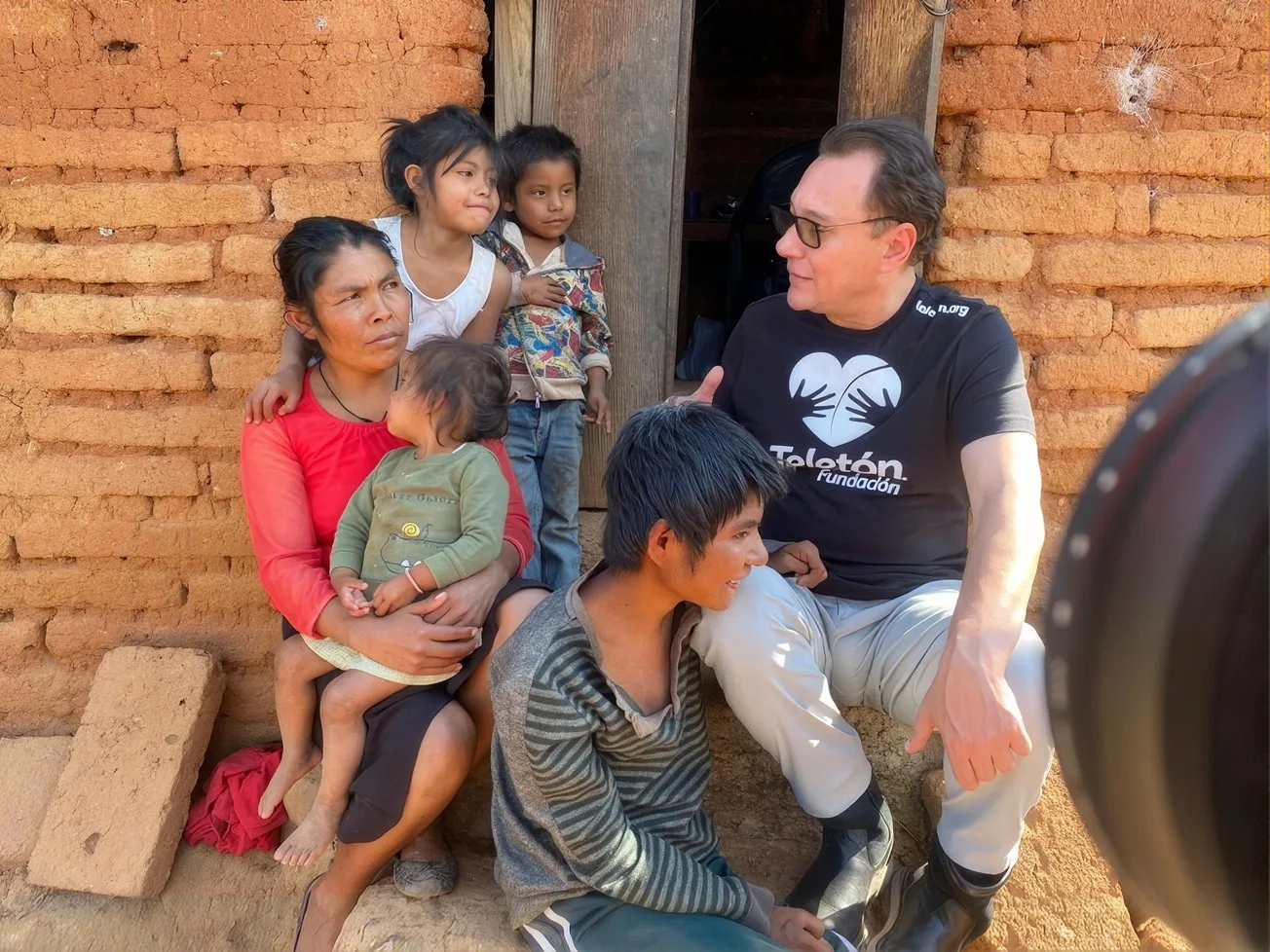 Personal de Teletón visitando a una familia en su comunidad
