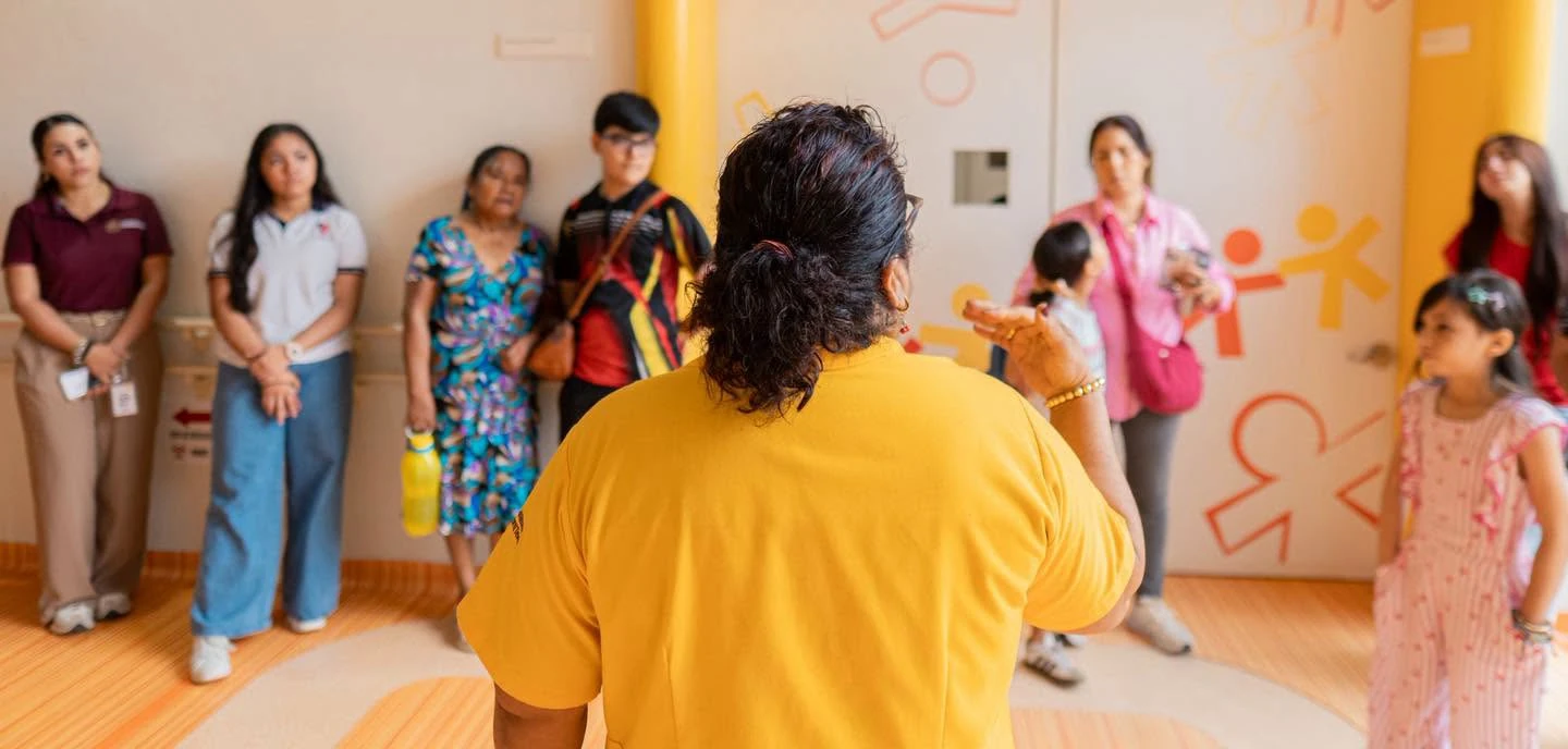 Voluntario Teletón conviviendo con niñas, niños y familias en un CRIT