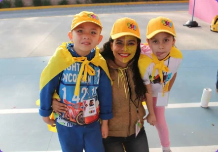 Niños del CRIT con gorras de Club Amigos