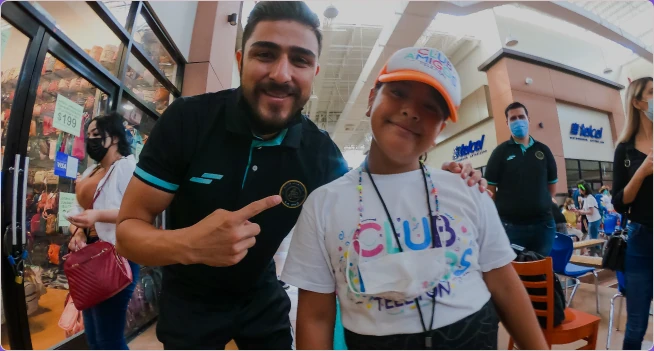 Voluntario de Club Amigos conviviendo con un niño del CRIT
