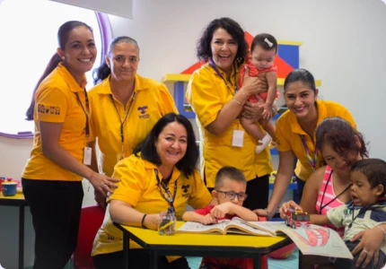 Equipo de voluntarias Teletón conviviendo con niñas y niños