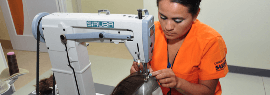 Mujer y máquina de coser
