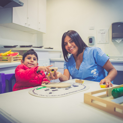 Terapeuta trabaja con un niño en el área de terapia ocupacional del CRIT