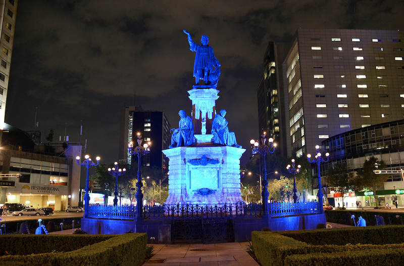 Glorieta de Colón, en la noche, iluminada con color azul
