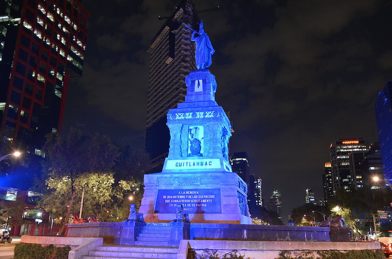 Monumento de Cuauhtémoc, en la noche, iluminado con color azul