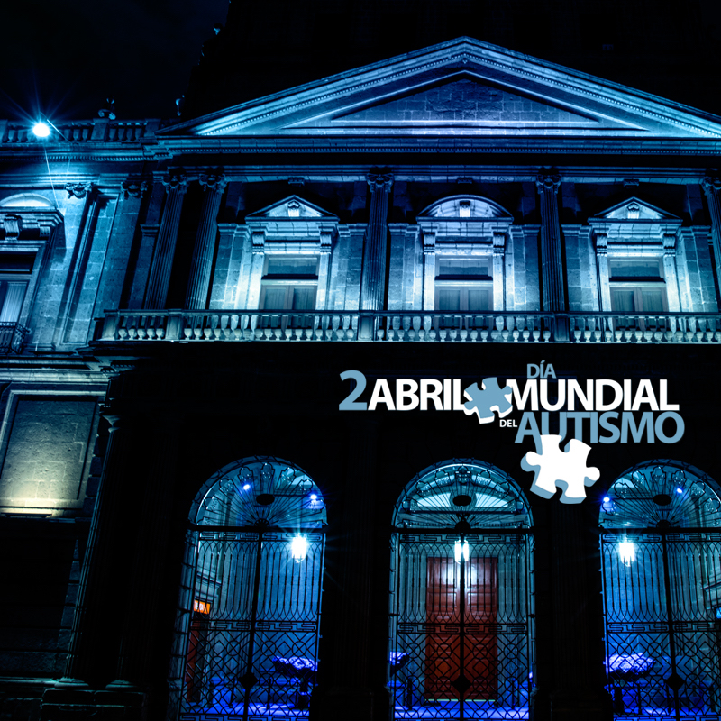 El Palacio de Minería, en la noche, iluminado con color azul