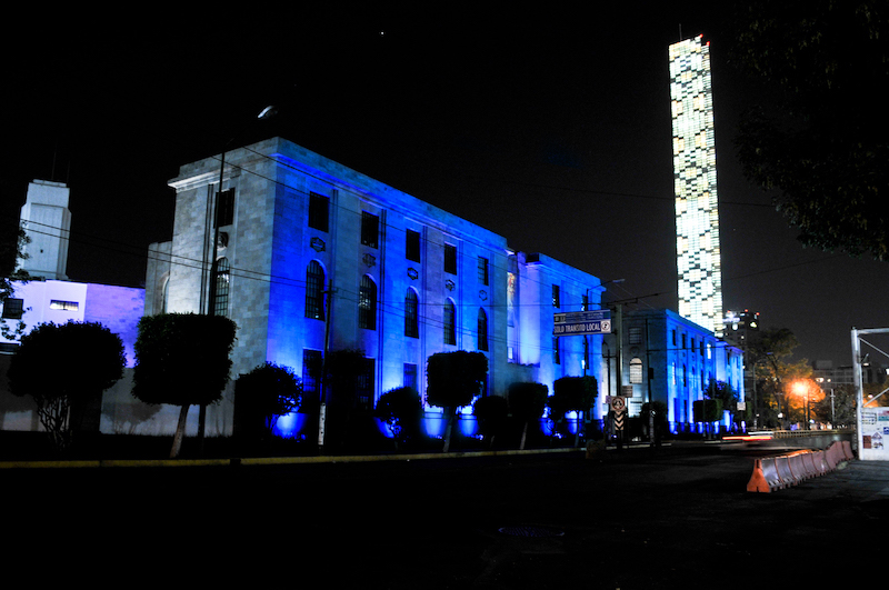 La Secretaría de Salud iluminada con color azul