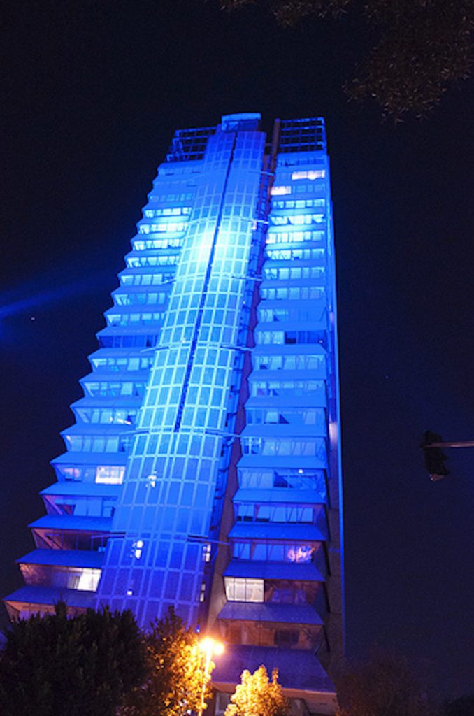 La Secretaría de Economía iluminada con color azul