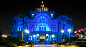 El Palacio de Bellas Artes, en la noche, iluminado con color azul