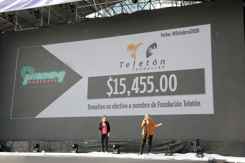 Foto de Fernando Landeros y Pamela Hamui, durante la función y el anuncio del donativo en el Autocinema Santa Fé
