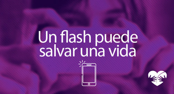 Imagen con foto de niña con un celular a la altura de sus ojos y encima el texto que dice Un flash puede salvar una vida