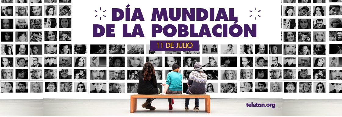 Imagen de tres personas sentadas de espaldas en una banca mirando un muro con fotografías de retratos de diferentes personas. Arriba del muro el texto Día Mundial de la Población 11 de julio.