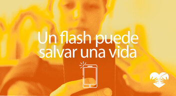 Imagen con foto de una mujer con un celular como si fuera a tomar una foto y encima el texto que dice Un flash puede salvar una vida