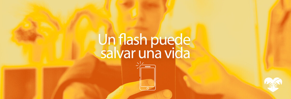 Imagen con foto de una mujer con un celular como si fuera a tomar una foto y encima el texto que dice Un flash puede salvar una vida