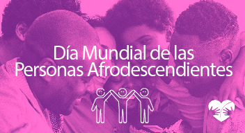 Foto con filtro rosado de cuatro personas afrodescendientes abrazándose y encima el texto en blanco que dice Día Mundial de las Personas Afrodescendientes