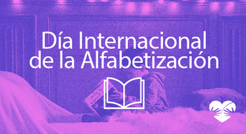 Imagen con filtro rosado de un niño leyendo y encima el texto Día Internacional de la Alfabetización 