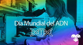 Foto con filtro de arcoíris de una científica mirando  un microscopio y encima el texto en blanco que dice: Día Mundial del ADN