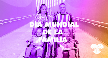 Foto con filtro multicolor de familia formada por mamá, papá y dos niñas en silla de ruedas en un pasillo del CRIT y encima el texto: Día Mundial de la Familia