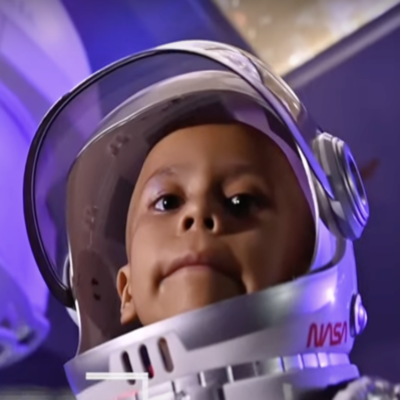 Niño astronauta con texto Fundación Teletón gana oro en Gema Awards 2024