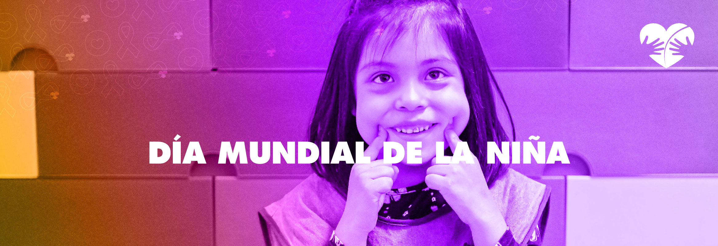 Foto de niña sonriendo y encima texto Día Mundial de la Niña