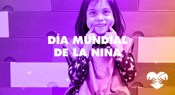 Foto de niña sonriendo y encima texto Día Mundial de la Niña