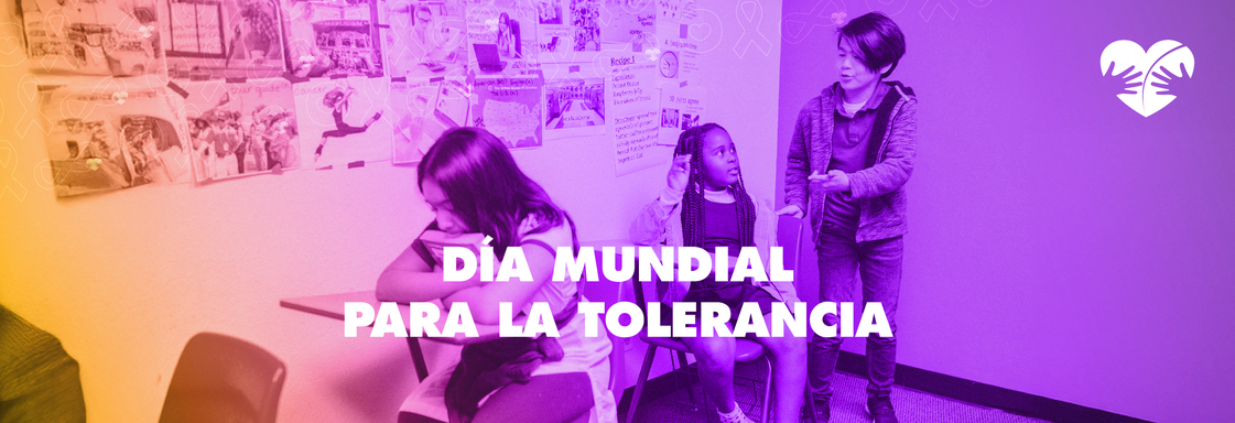 Foto de tres niños conversando en aula y encima texto: Día Mundial de la Tolerancia