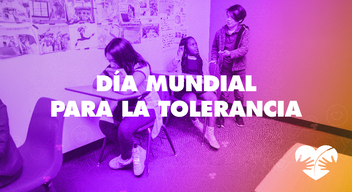 Foto de tres niños conversando en aula y encima texto: Día Mundial de la Tolerancia