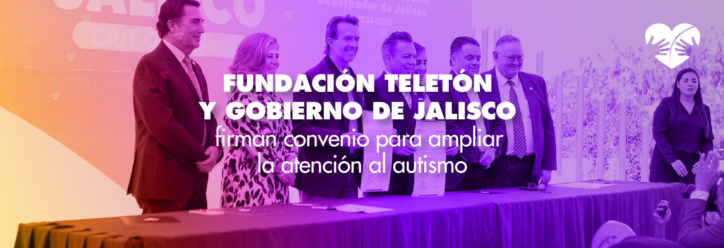 Foto de personas paradas en evento con texto: Fundación Teletón y Gobierno de Jalisco firman convenio para ampliar la atención al autismo