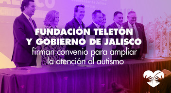 Foto de personas paradas en evento con texto: Fundación Teletón y Gobierno de Jalisco firman convenio para ampliar la atención al autismo